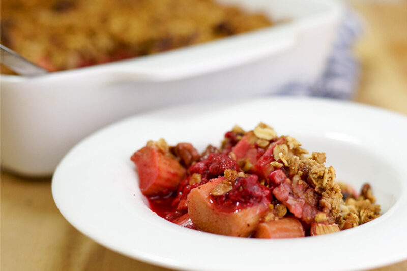 Himbeer-Rhabarber Crisp mit Ahornsirup | Elle Republic