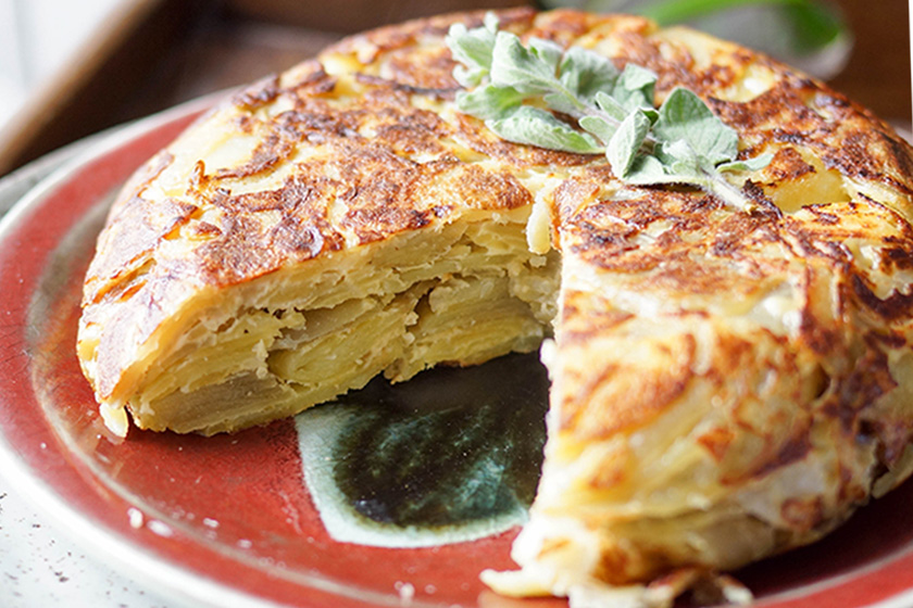 Spanische Tortilla (Spanisches Kartoffel-Omelette) | Elle Republic