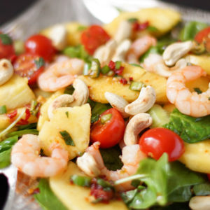 Thai-Salat mit Garnelen und Ananas