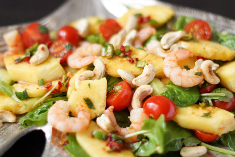 Thai-Salat mit Garnelen und Ananas