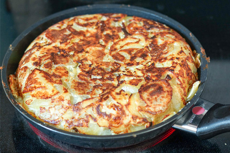 Spanische Tortilla (Spanisches Kartoffel-Omelette) | Elle Republic