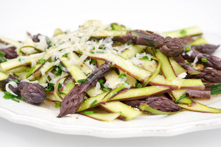 Violetter Spargel in Zitronen-Vinaigrette von Elle Republic