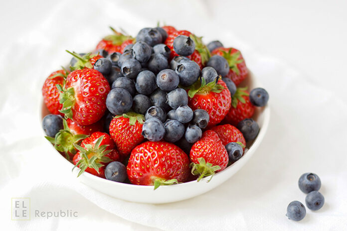 Superfoods, Frische Erdbeeren und Blaubeeren