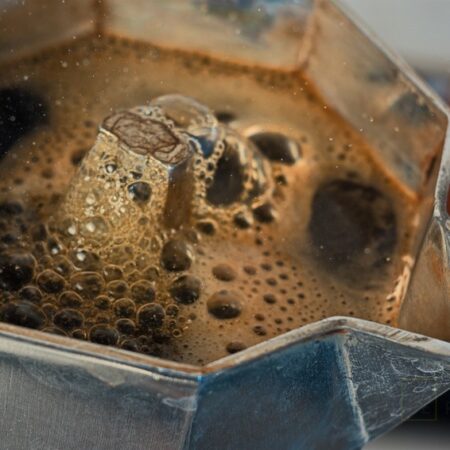 Kaffee kochen in der Mokkakanne, Abnehmen mit natürlichen Lebensmitteln