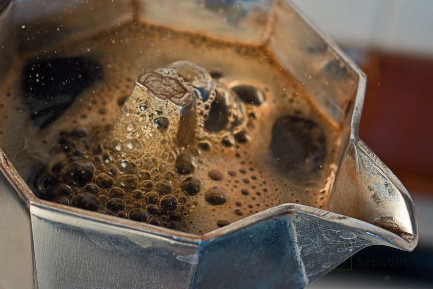 Kaffee kochen in der Mokkakanne, Abnehmen mit natürlichen Lebensmitteln