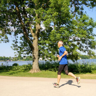 Älterer Mann beim Jogging, Laufen, längeres Leben, Alster, Sport