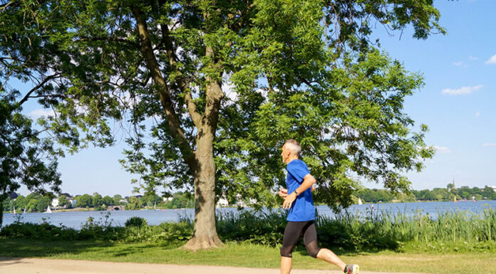 Älterer Mann beim Jogging, Laufen, längeres Leben, Alster, Sport