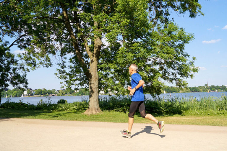 Älterer Mann beim Jogging, Laufen, längeres Leben, Alster, Sport