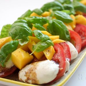 Mango-Salat Caprese von Elle Republic