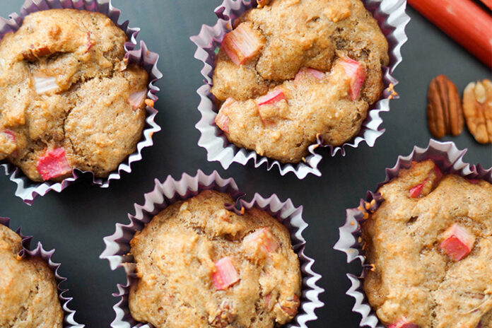 Rhabarber-Muffins mit Pekannüssen | Rezept | Elle Republic