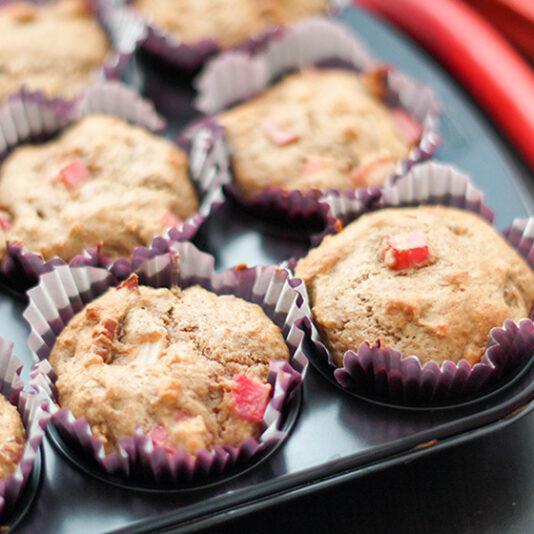 Rhabarber-Muffins mit Pekannüssen | Rezept | Elle Republic