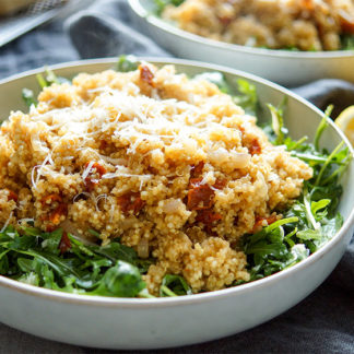Rucola-Salat mit warmem Quinoa und sonnengetrockneten Tomaten rezept. eiinfach, gesund und glutenfrei