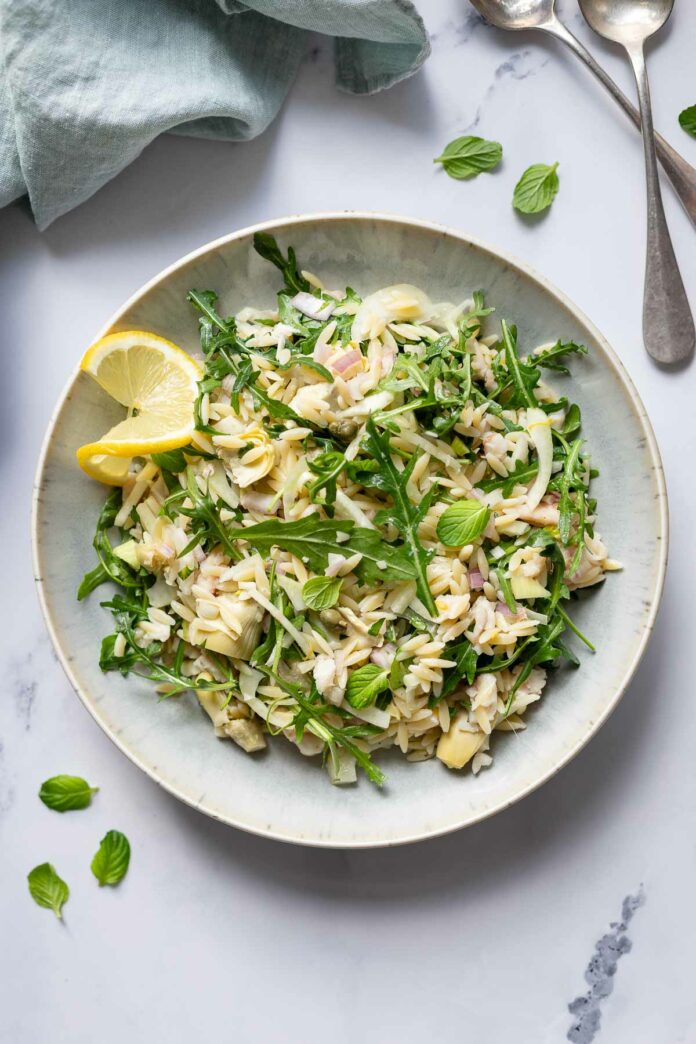 Orzo-Salat mit geräucherter Forelle