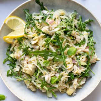 Orzo-Salat mit geräucherter Forelle