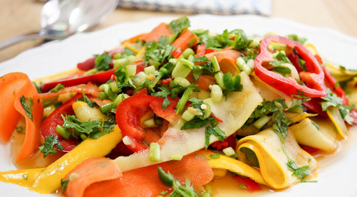Würziger Thai-Salat mit Karotten und Zucchini von Elle Republic