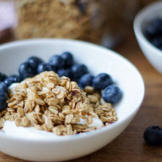 Granola (Knuspermüsli) mit Blaubeeren