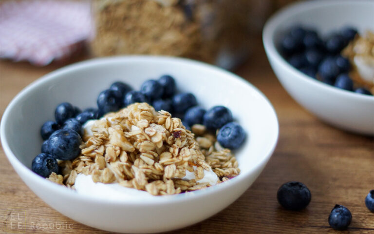 Granola (Knuspermüsli) mit Blaubeeren