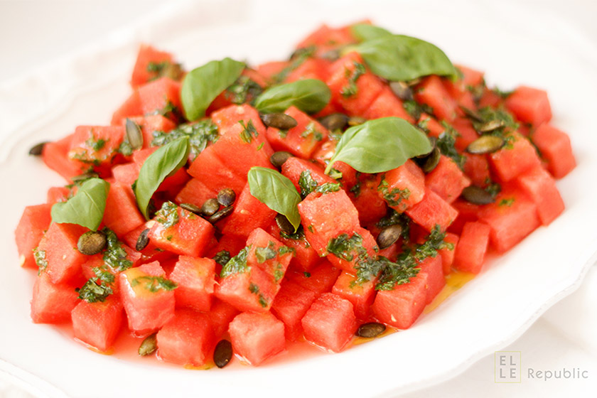 Wassermelonen Salat mit Basilikum-Öl und Kürbiskernen