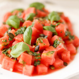 Wassermelone Salat mit Basilikum-Öl und Kürbiskernen