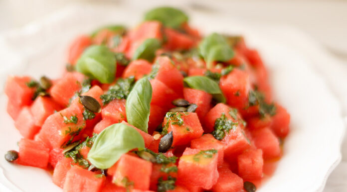 Wassermelone Salat mit Basilikum-Öl und Kürbiskernen