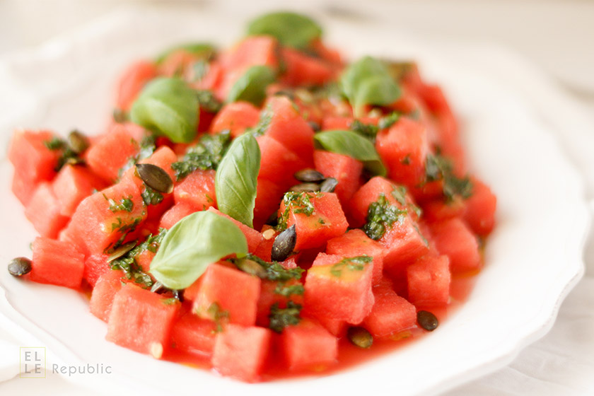 Wassermelone Salat mit Basilikum-Öl und Kürbiskernen