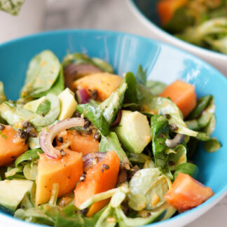 Avocado Salat mit Papaya und roten Zwiebeln in ein Papaya-Kerne Dressing