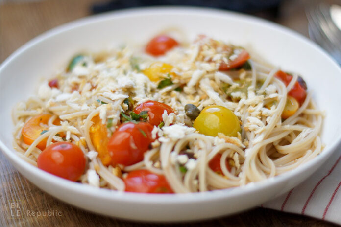 Pasta mit Heirloom Tomaten, Sardellen, Kapern &amp; Oliven | Elle Republic