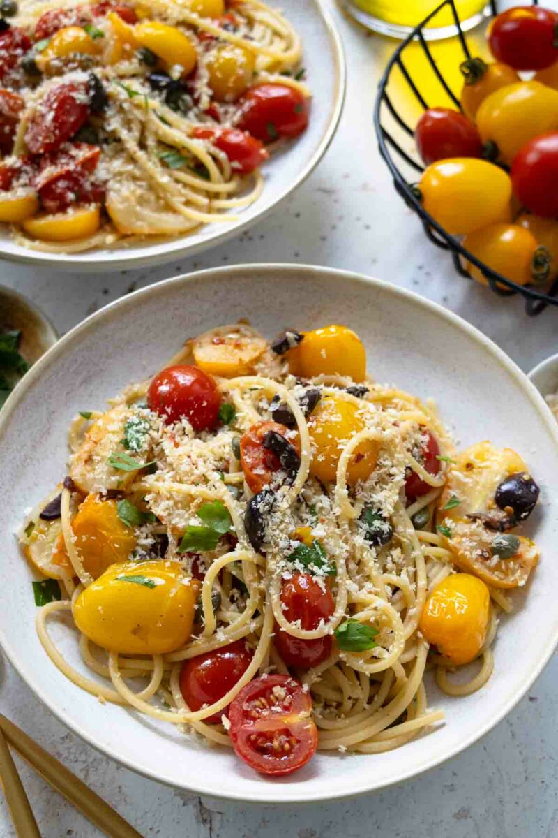 Spaghetti mit frischen Tomaten, Sardellen, Kapern und Oliven