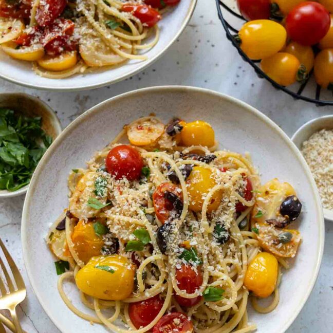 Spaghetti mit frischen Tomaten, Sardellen, Kapern und Oliven