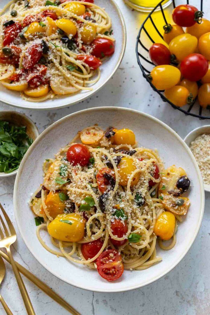 Spaghetti mit frischen Tomaten, Sardellen, Kapern und Oliven (2 of 4) Spaghetti mit frischen Tomaten, Sardellen, Kapern und Oliven