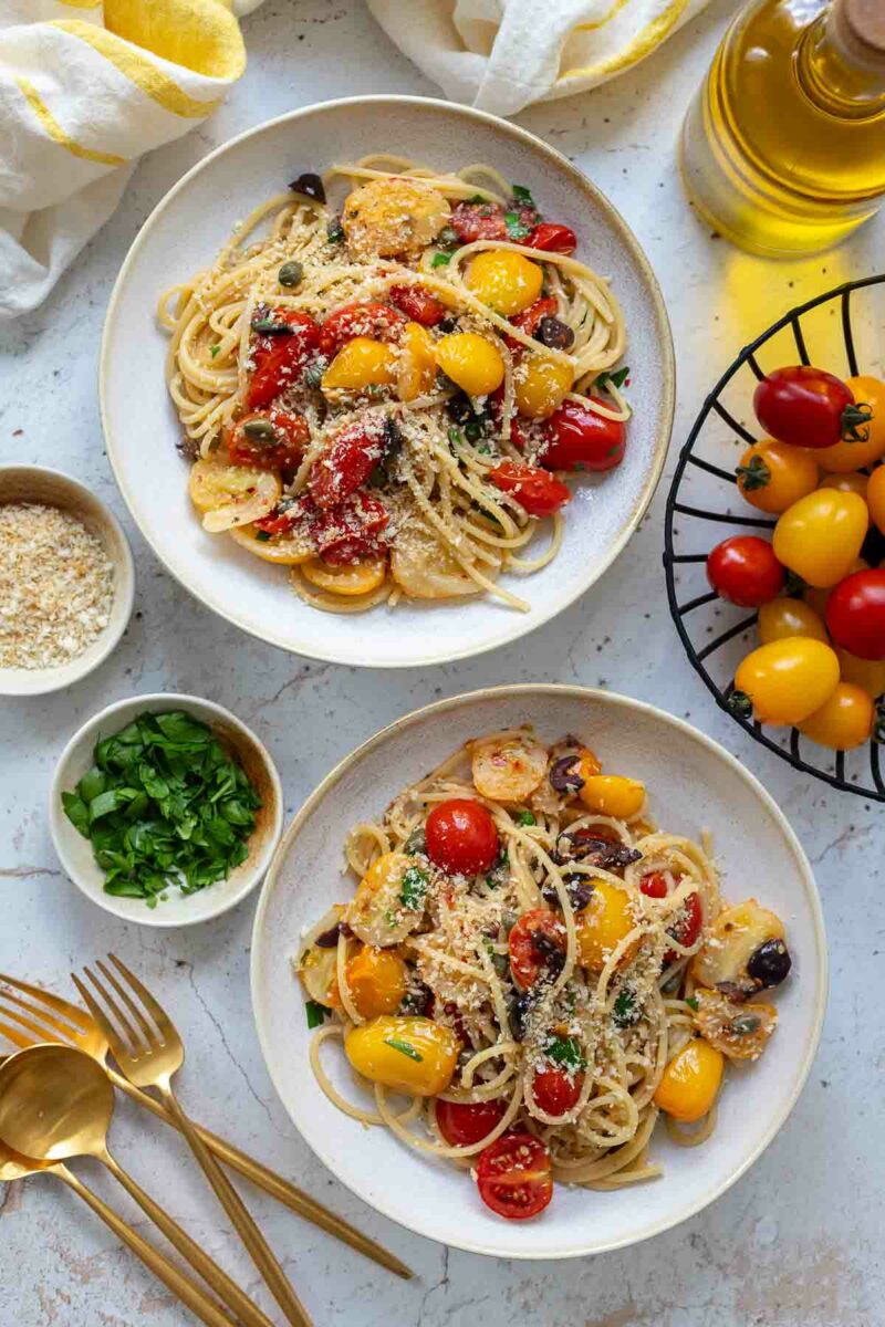 Spaghetti mit frischen Tomaten, Sardellen, Kapern und Oliven