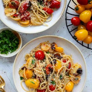 Spaghetti mit frischen Tomaten, Sardellen, Kapern und Oliven