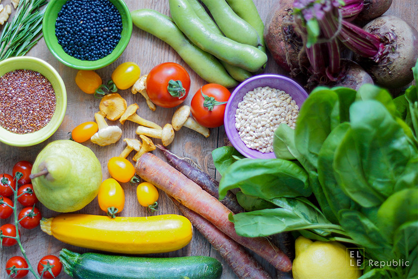 Clean Eating: Obst, Gemüse, Samen, Reis, Linsen, Tomaten, Bohnen, Zucchini, Salat, Rote Bete