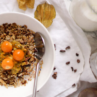 Buchweizen Granola, Knuspermüsli, Kascha, Kokoa NIbs, Kokosflocken, Haferflocken, Leinsamen, Kokos-Öl, Johannisbrot,