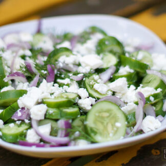 Gurkensalat mit Dill und Feta, Zitronensaft und Olivenöl