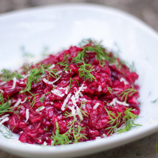 Rote Bete Risotto mit Parmesan, Rotwein, Gemüsebrühe, Dill, Gemüsebrühe und Limone