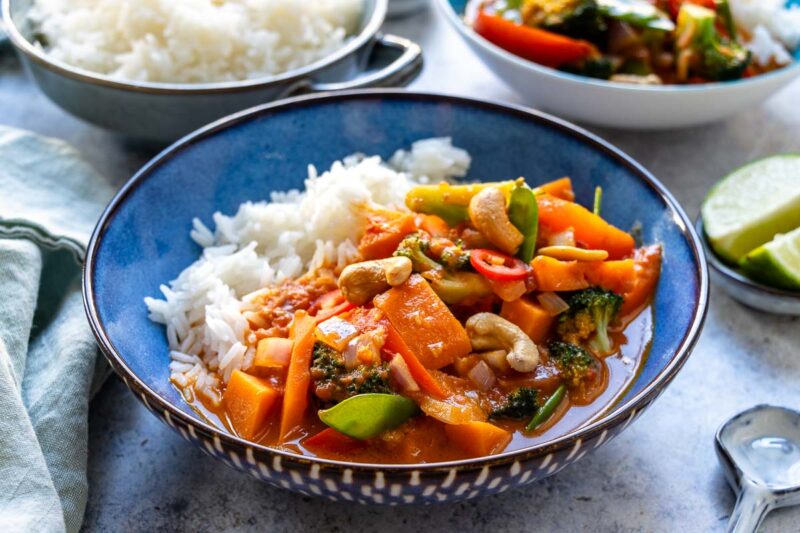 Thai-Gemüse-Curry, das mit Süßkartoffeln, Karotten, Paprika, Zuckerschoten und Brokkoli 