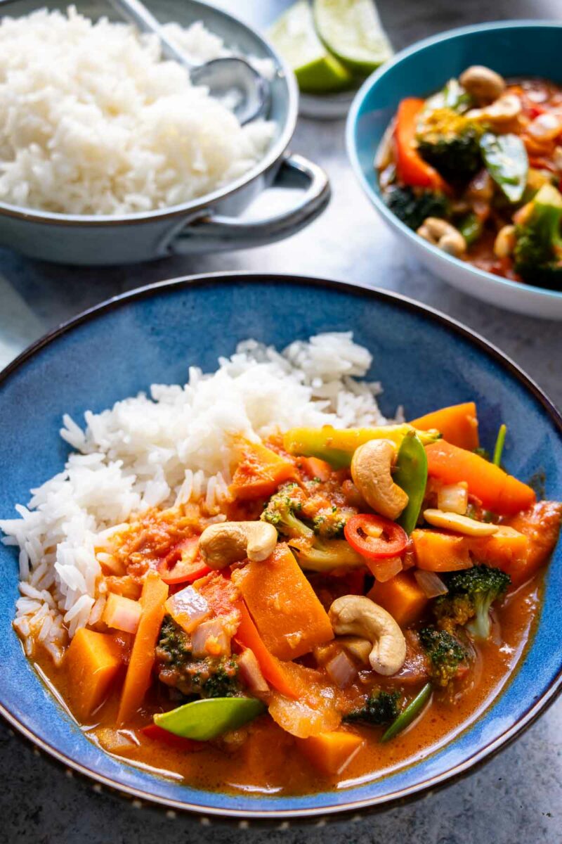 vegetarisches Thai-Curry mit Süßkartoffeln, Karotten, Paprika, Zuckerschoten und Brokkoli