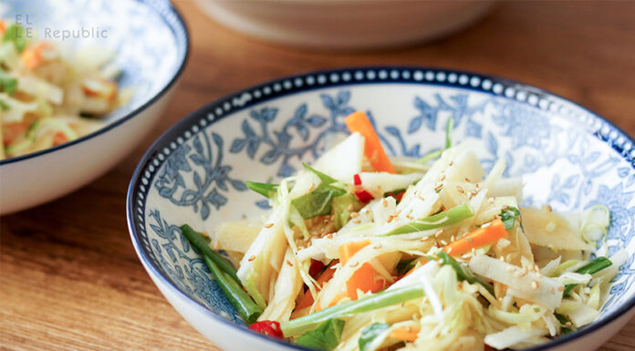 Gesunde Coleslaw, Krautsalat mit Kohlrabi, Karotten, Spitzkohl und asiatischem Dressing
