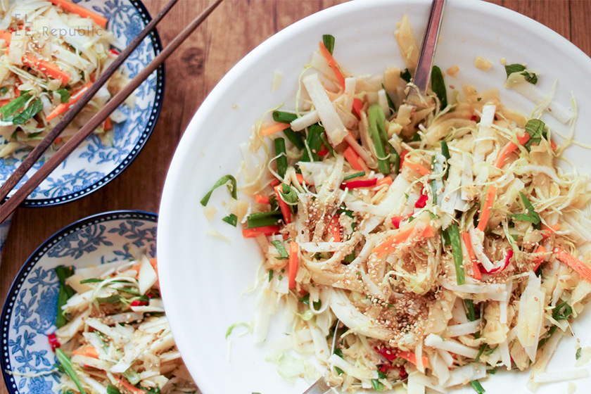 Krautsalat mit Kohlrabi und asiatischem Dressing