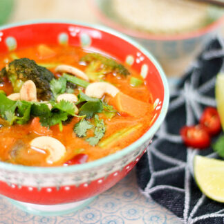 Vegetarisches Rotes Thai Curry mit Süßkartoffel, Brokkoli, Karotte, Limonensaft, grünen Bohnen und Kokosnussöl