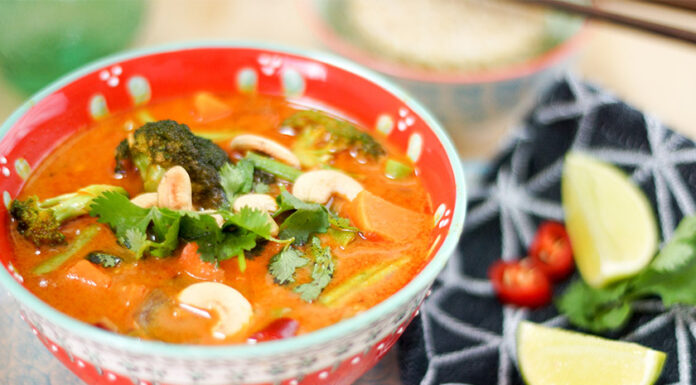 Vegetarisches Rotes Thai Curry mit Süßkartoffel, Brokkoli, Karotte, Limonensaft, grünen Bohnen und Kokosnussöl