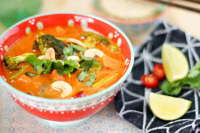 Vegetarisches Rotes Thai Curry mit Süßkartoffel, Brokkoli, Karotte, Limonensaft, grünen Bohnen und Kokosnussöl