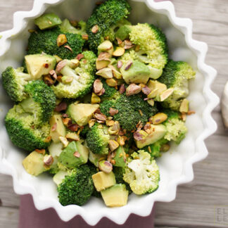 Avocado Brokkoli Salat mit Pistazienöl, Pistazienkerne, Zitronensaft, super gesund