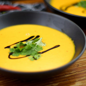 Hokkaido Kürbissuppe mit Ingwer, Chilischoten, Koriander, Kokosmilch, Hühnerbrühe, Karotten, vegetarisch