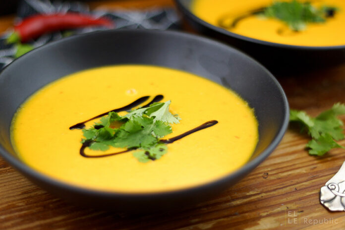 Hokkaido Kürbissuppe Hokkaido Kürbissuppe mit Ingwer, Chilischoten, Koriander, Kokosmilch, Hühnerbrühe, Karotten, vegetarisch