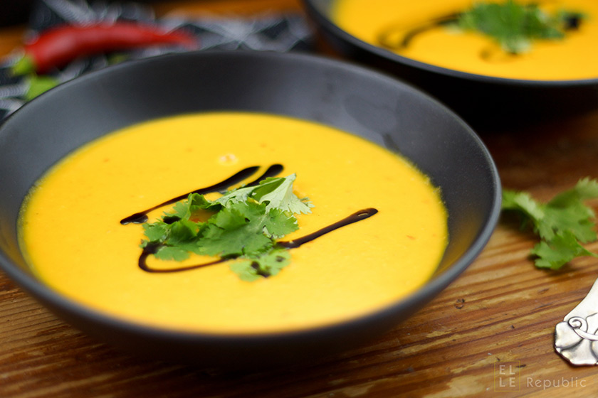 Hokkaido Kürbissuppe mit Ingwer, Chilischoten, Koriander, Kokosmilch, Hühnerbrühe, Karotten, vegetarisch