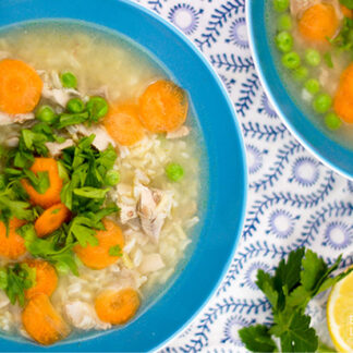 Klassische Hühnersuppe mit Reis, Erbsen, Zitronensaft, Erkältung, Grippe