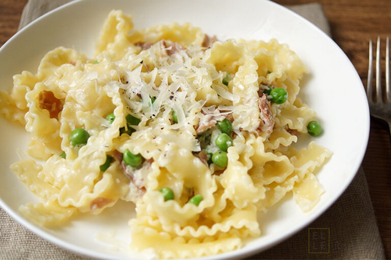 Pasta with Prosciutto and Peas in a Cream Sauce