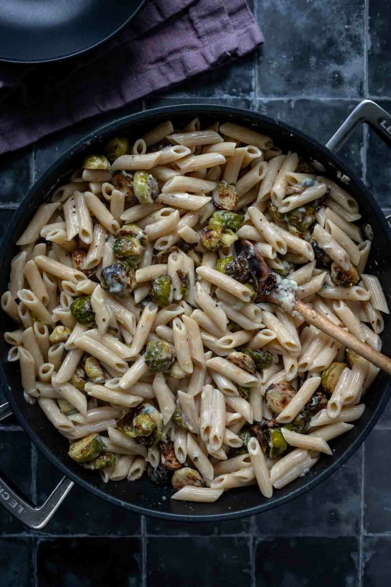 Pasta mit geröstetem Rosenkohl und Gorgonzola Soße in der Pfanne